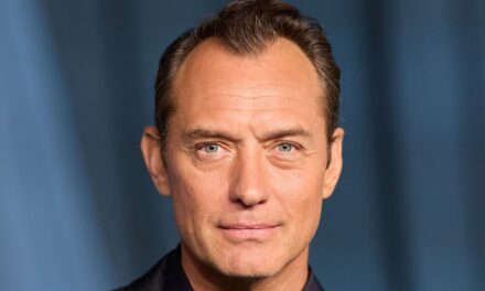 Jude Law semble complètement méconnaissable dans le rôle de Vladimir Poutine dans un nouveau thriller politique