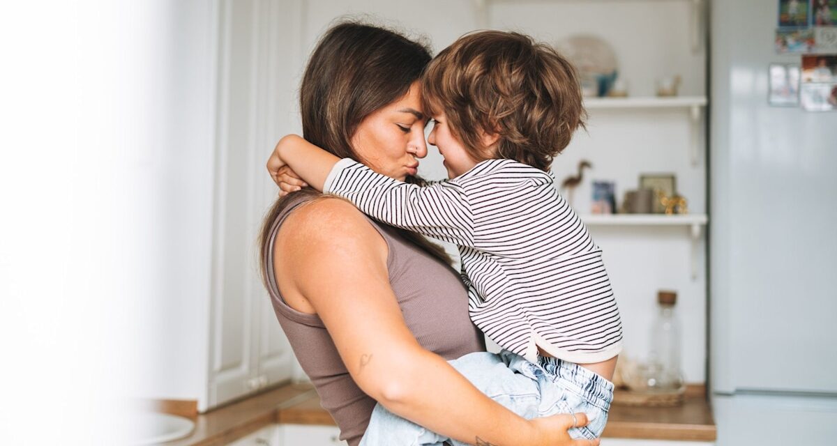 Qu’est-ce que l’attachement parental ? Les psychologues discutent des avantages et des inconvénients d&rsquo;une famille « réactive »
