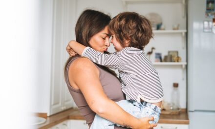 Qu’est-ce que l’attachement parental ? Les psychologues discutent des avantages et des inconvénients d&rsquo;une famille « réactive »