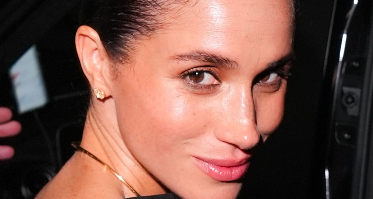 Meghan Markle vient de recréer avec audace la célèbre pose des « jambes croisées » de la princesse Diana lors du tournage d&rsquo;un magazine