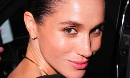 Meghan Markle vient de recréer avec audace la célèbre pose des « jambes croisées » de la princesse Diana lors du tournage d&rsquo;un magazine