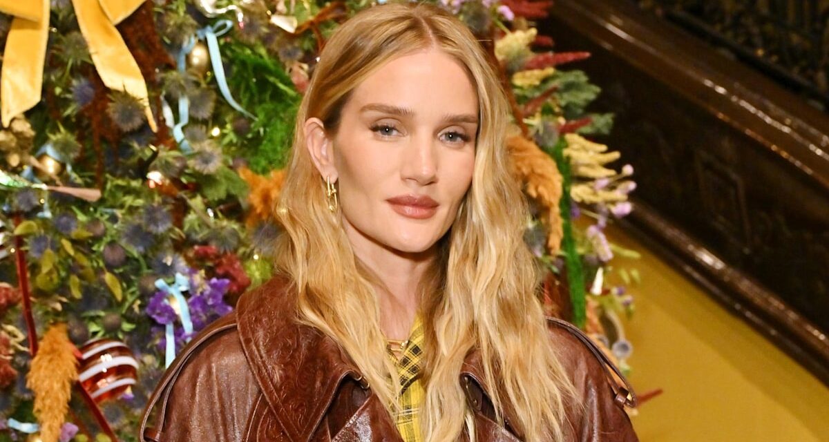 Rosie Huntington-Whiteley portait une combinaison de couleurs improbable et des boucles d&rsquo;oreilles de 7 000 £