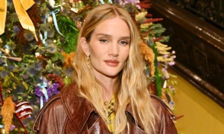 Rosie Huntington-Whiteley portait une combinaison de couleurs improbable et des boucles d&rsquo;oreilles de 7 000 £