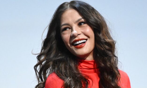 La multimillionnaire Catherine Zeta Jones fait allusion à une carrière « éclectique » en dehors du métier d&rsquo;actrice : « J&rsquo;ai plongé mes orteils »