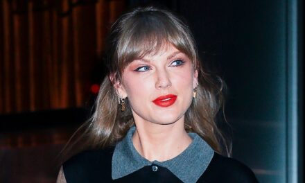 Taylor Swift est toutes jambes en minijupe et talons de près de 6 pouces pour une soirée entre filles avec Sabrina Carpenter