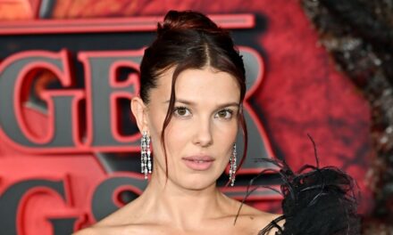 Millie Bobby Brown célèbre la saison 5 de Stranger Things en micro mini-jupe et corset assorti