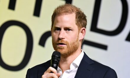 Le prince Harry compare son enfance dans la famille royale à Downton Abbey dans des remarques franches