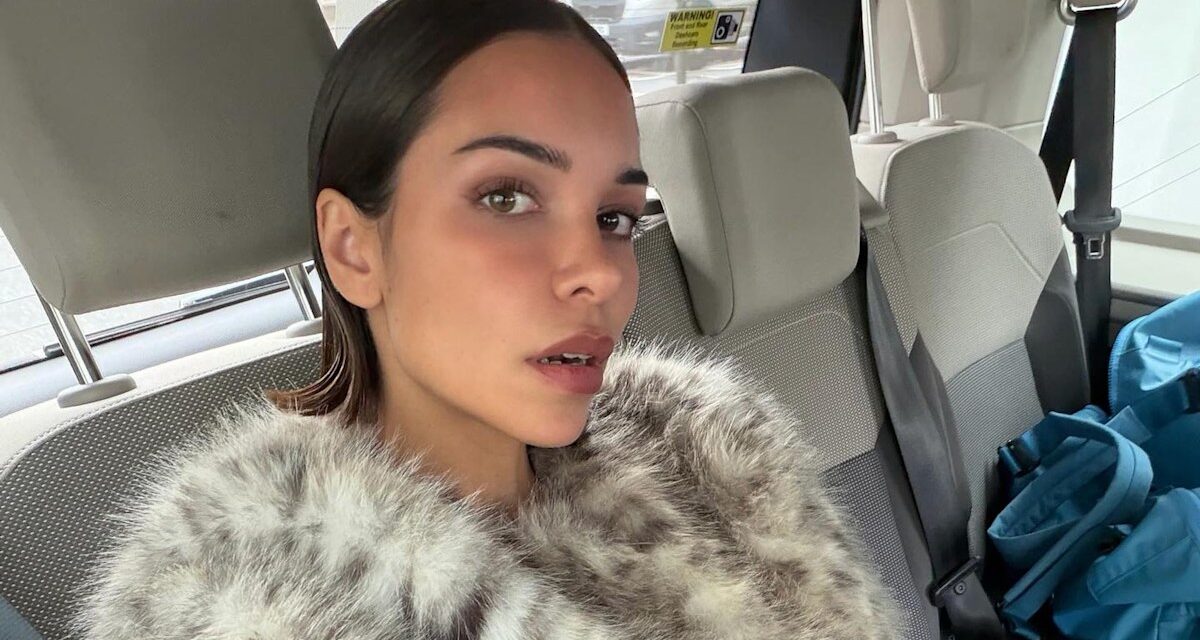 Jackie Apostel s&rsquo;inspire du style royal de la princesse Diana et de la princesse Kate avec un chapeau pilulier tendance