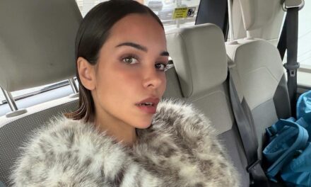 Jackie Apostel s&rsquo;inspire du style royal de la princesse Diana et de la princesse Kate avec un chapeau pilulier tendance