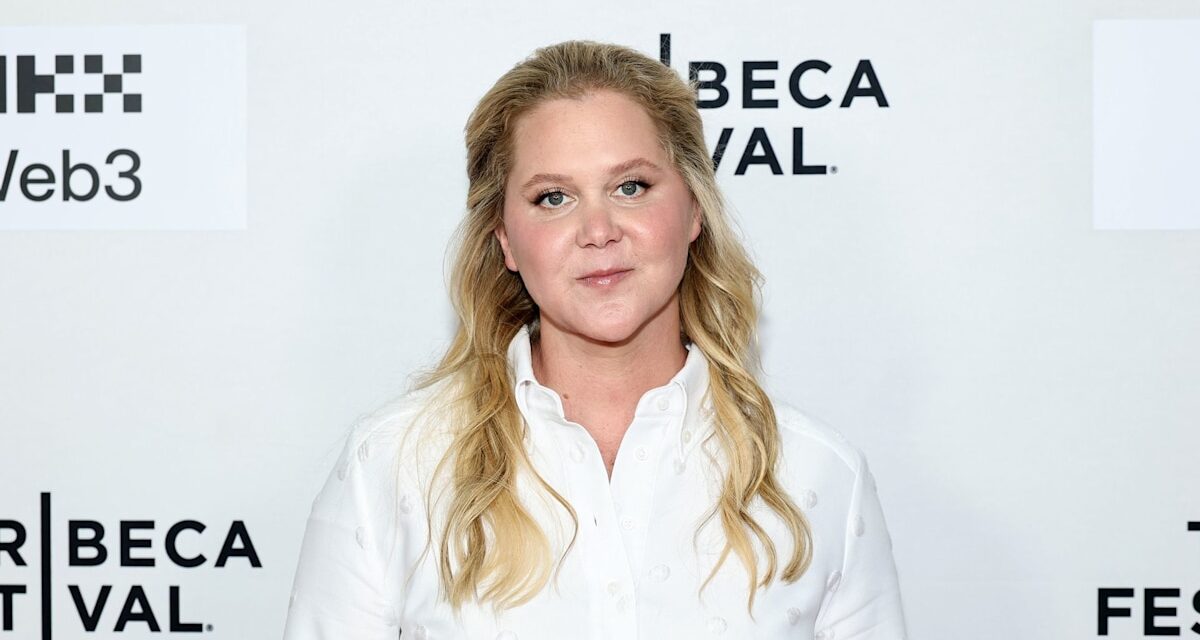 Amy Schumer montre une perte de poids spectaculaire alors qu&rsquo;elle apparaît sans son alliance