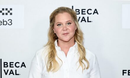 Amy Schumer montre une perte de poids spectaculaire alors qu&rsquo;elle apparaît sans son alliance