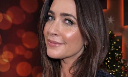 La tenue de soirée M&S de Lisa Snowdon pourrait passer pour Chanel – et elle est toujours disponible à la vente