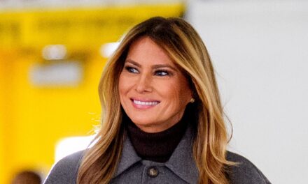 Melania Trump fait tourner les têtes avec un look hivernal chic pour la sortie du Père Noël