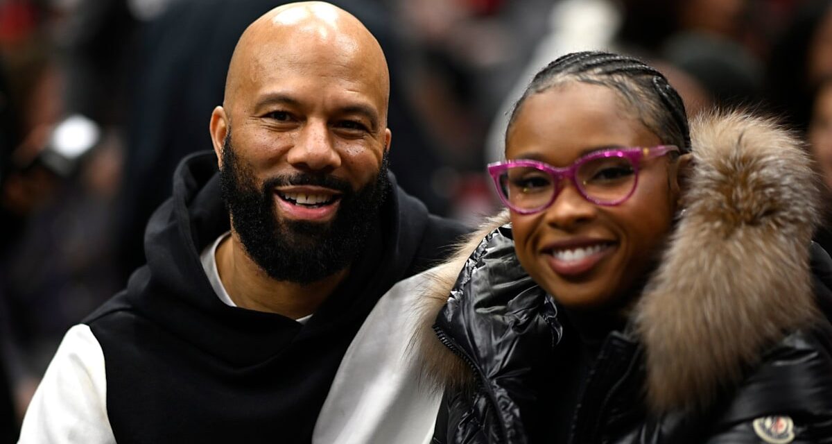 Jennifer Hudson émue aux larmes dans une nouvelle vidéo familiale mettant en vedette son fils adolescent David et son petit ami Common à la maison