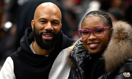 Jennifer Hudson émue aux larmes dans une nouvelle vidéo familiale mettant en vedette son fils adolescent David et son petit ami Common à la maison