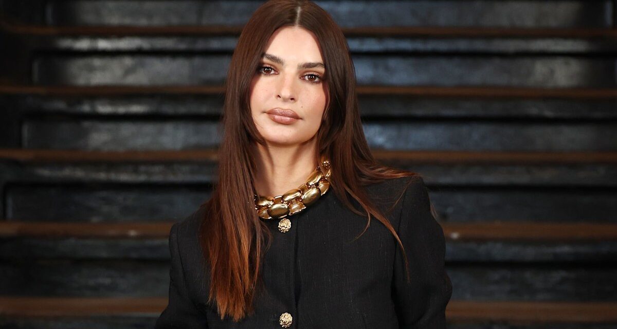 Emily Ratajkowski incarne le style Y2K dans un pantalon de yoga taille basse