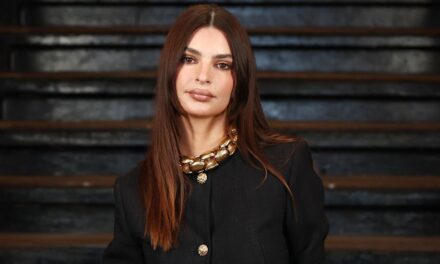 Emily Ratajkowski incarne le style Y2K dans un pantalon de yoga taille basse