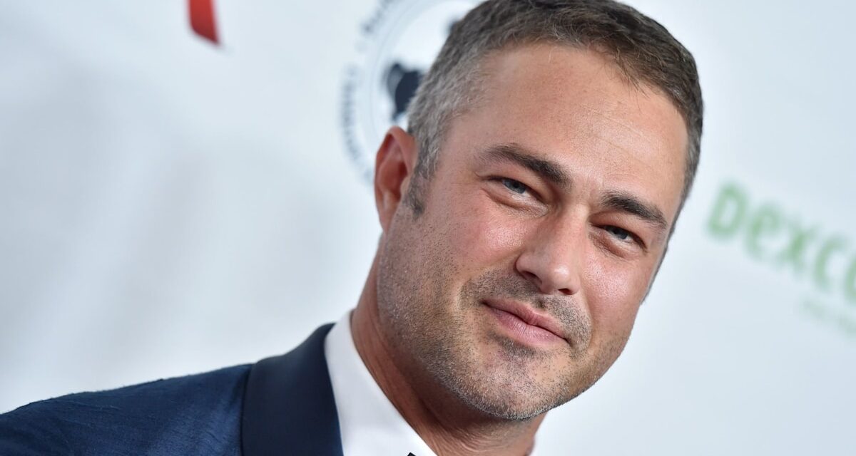 Taylor Kinney de Chicago Fire époustoufle les fans avec un nouveau rôle – et vous n&rsquo;en croirez pas qui est sa co-star