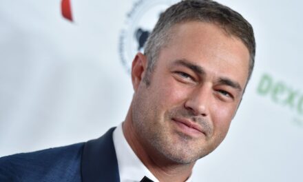 Taylor Kinney de Chicago Fire époustoufle les fans avec un nouveau rôle – et vous n&rsquo;en croirez pas qui est sa co-star