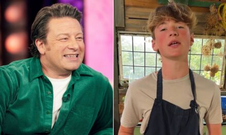 Buddy, le fils sosie de Jamie Oliver, 15 ans, est de la tête et des épaules au-dessus de sa mère Jools