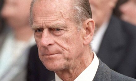 Le prince Philip a failli s&rsquo;étouffer avec une tartelette – voici l&rsquo;erreur de cuisine que les chefs royaux ont immédiatement corrigée