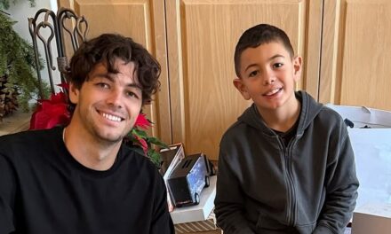 Taylor Fritz partage une photo rare de son fils de huit ans alors qu&rsquo;ils célèbrent Noël