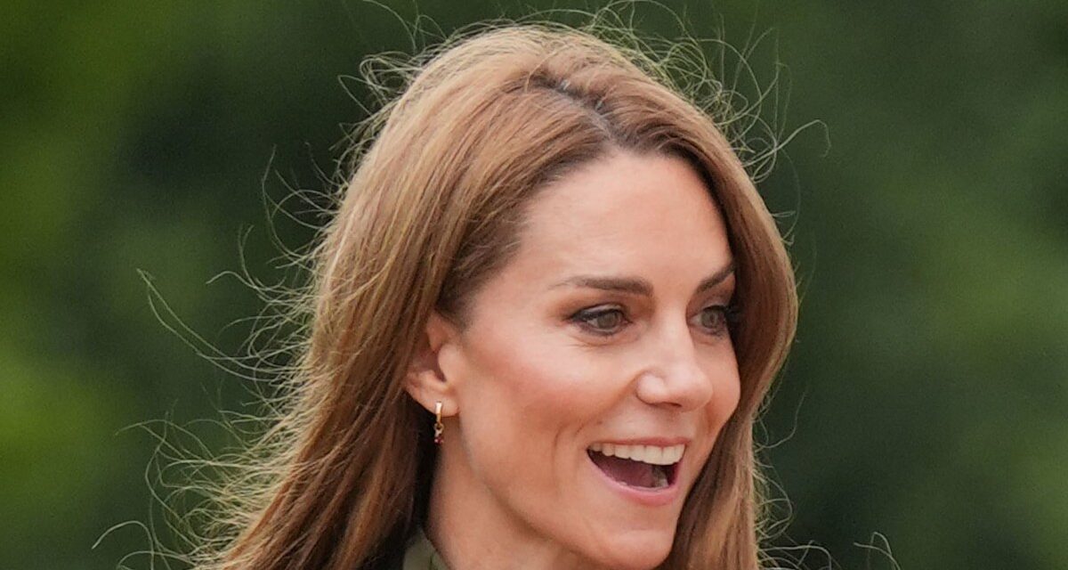 Kate Middleton revient à ses racines de « country girl » avec une jupe pied-de-poule