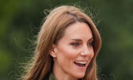 Kate Middleton revient à ses racines de « country girl » avec une jupe pied-de-poule