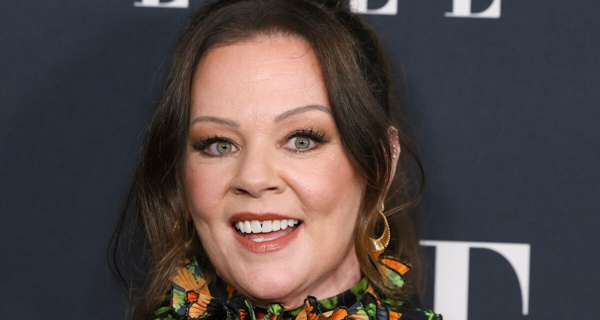 Melissa McCarthy est élégante après avoir perdu du poids dans deux tenues scintillantes, dont un ensemble noir transparent
