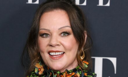 Melissa McCarthy est élégante après avoir perdu du poids dans deux tenues scintillantes, dont un ensemble noir transparent