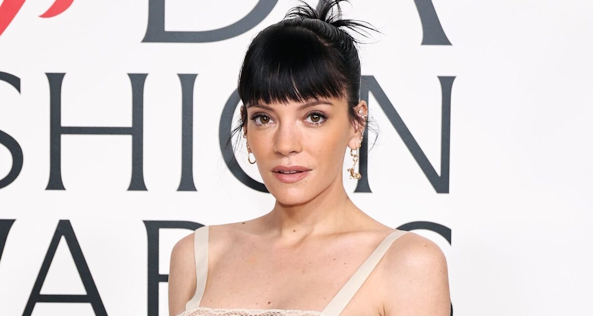 Lily Allen étourdit dans une robe nue avec un look de vengeance sensuel