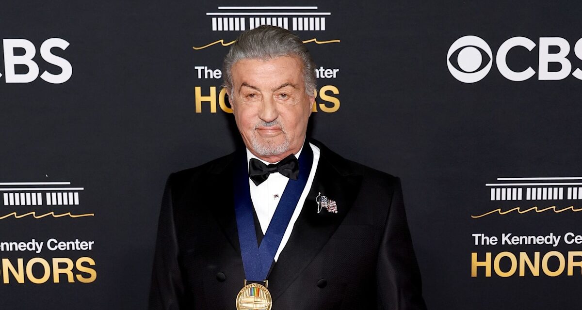 La star des Rocheuses, 79 ans, utilise sa canne en public pour la première fois lors de la cérémonie de remise des prix