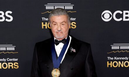 La star des Rocheuses, 79 ans, utilise sa canne en public pour la première fois lors de la cérémonie de remise des prix