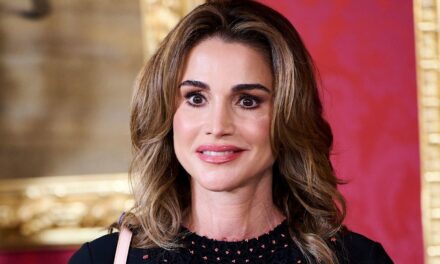 La reine Rania berce sa petite-fille alors qu&rsquo;elle dévoile une envoûtante carte de Noël