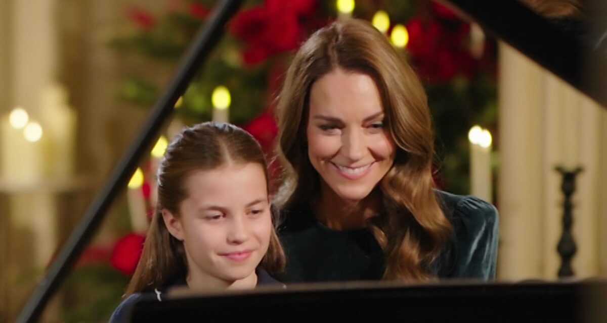La princesse Charlotte, 10 ans, est une mini Kate Middleton alors qu&rsquo;elle révèle ses talents au piano en duo royal