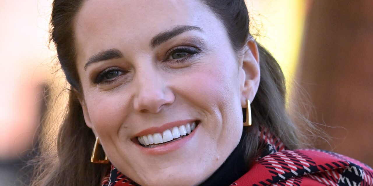 La princesse Kate porte une robe séduisante Alessandra Rich et des boucles d&rsquo;oreilles de 5 000 £ lors du déjeuner de Noël royal
