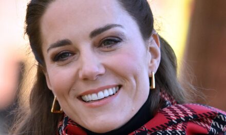 La princesse Kate porte une robe séduisante Alessandra Rich et des boucles d&rsquo;oreilles de 5 000 £ lors du déjeuner de Noël royal