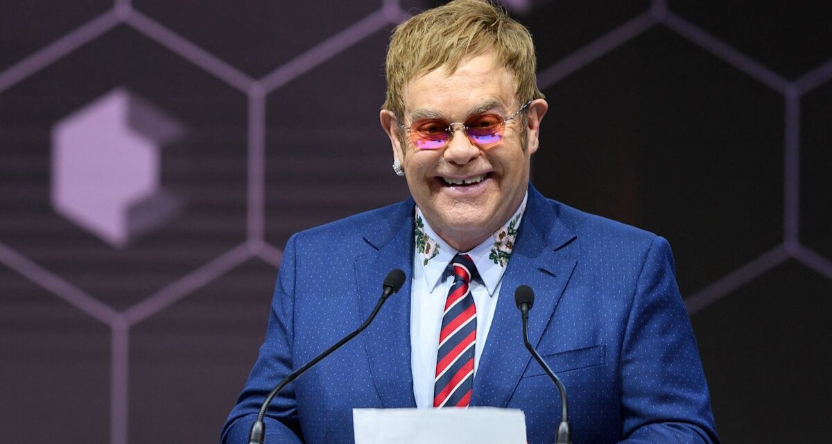 Elton John rayonne alors qu&rsquo;il partage le point sur sa santé