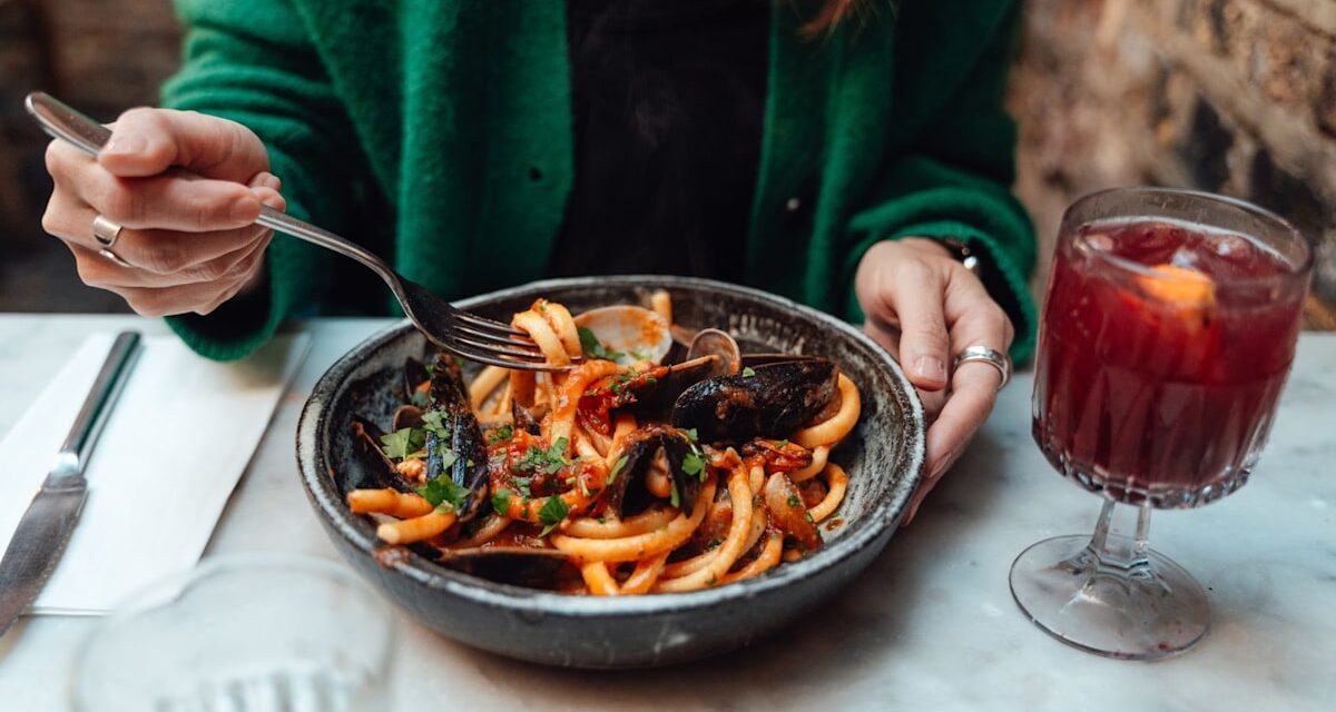 La science qui explique pourquoi nous mangeons plus en hiver – et comment prévenir la prise de poids saisonnière