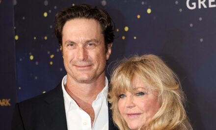 Oliver Hudson dresse un portrait du « grand » Noël du Colorado digne d&rsquo;un Hallmark avec Goldie Hawn et Kurt Russell : — exclusif