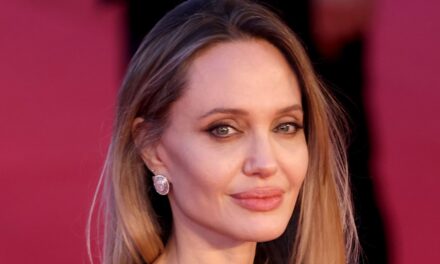 Angelina Jolie dévoile pour la première fois les cicatrices d&rsquo;une double mastectomie