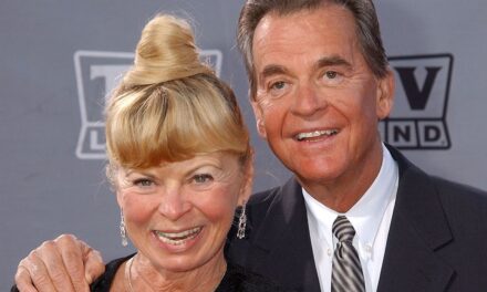 Un regard sur la vie privée de la légende Dick Clark avec sa femme de longue date Kari et ses 3 enfants avant sa mort à 82 ans