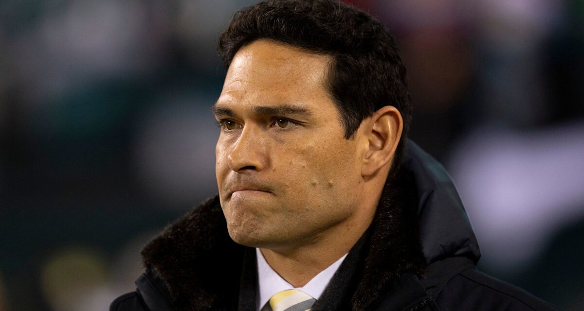 Mark Sanchez partage la première mise à jour sur sa famille depuis l&rsquo;incident de l&rsquo;attaque au couteau sur une photo mettant en vedette sa femme et ses filles