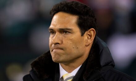 Mark Sanchez partage la première mise à jour sur sa famille depuis l&rsquo;incident de l&rsquo;attaque au couteau sur une photo mettant en vedette sa femme et ses filles