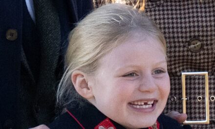 Lena Tindall, 7 ans, emprunte le manteau « militaire » le plus mignon à son cousin royal