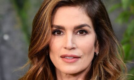 Cindy Crawford montre un escalier spectaculaire dans un manoir festif de plusieurs millions de dollars à Malibu