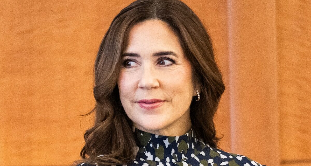 Les cheveux de la reine Mary du Danemark semblent plus clairs que jamais alors qu&rsquo;elle pose dans une jupe soyeuse à imprimé léopard