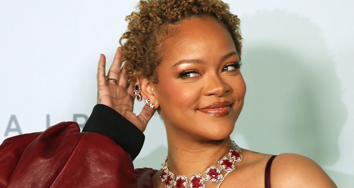 Rihanna a l&rsquo;air phénoménale dans un petit bikini string lors d&rsquo;un voyage en famille sous les tropiques