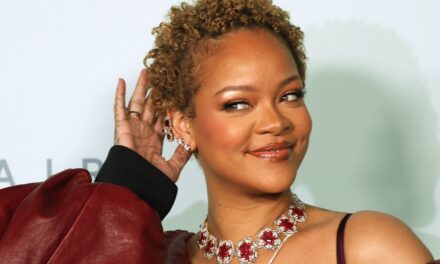 Rihanna a l&rsquo;air phénoménale dans un petit bikini string lors d&rsquo;un voyage en famille sous les tropiques