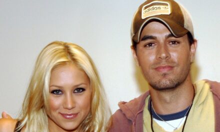 Enrique Iglesias et Anna Kournikova partagent un premier aperçu de l&rsquo;adorable bébé